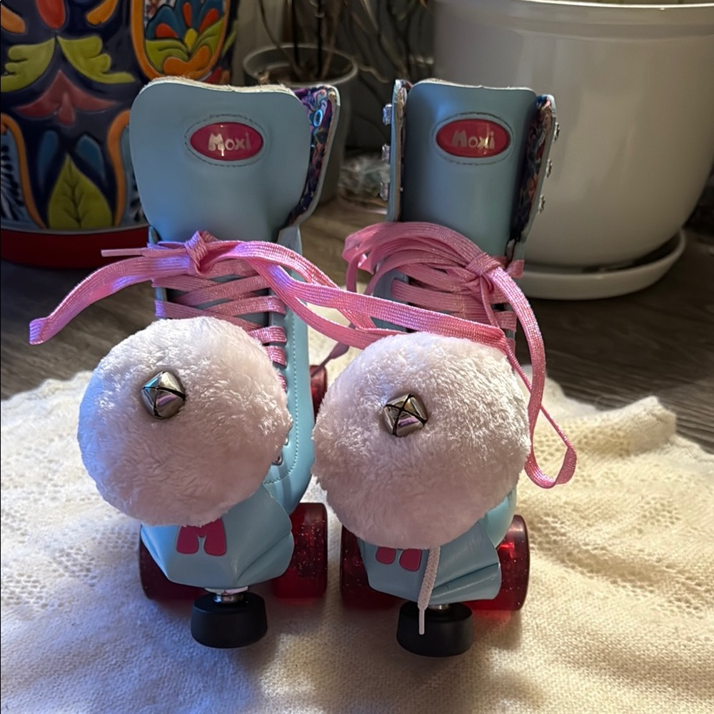 Moxi Beach Bunny Roller Skates – Sky Blue – Size 7 – Extras Included!
